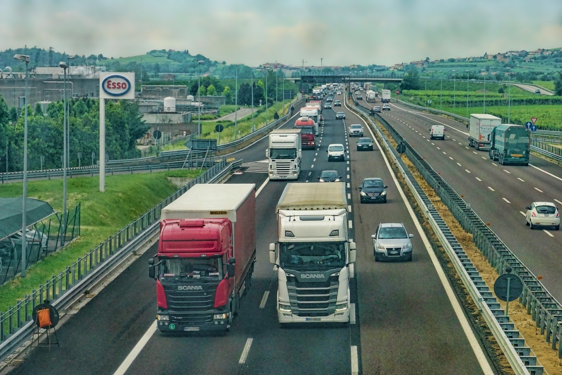 LKW-Fahrer protestieren auf Autobahnen wegen hoher Spritpreise